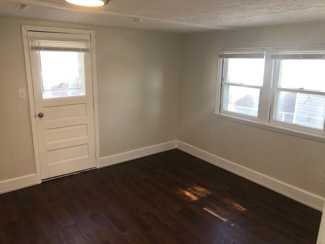 Building Photo - 2BR House Plattsmouth