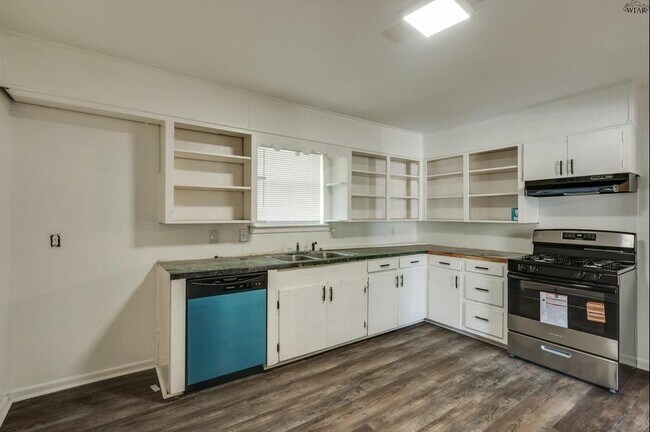 Building Photo - 604 E 1st St