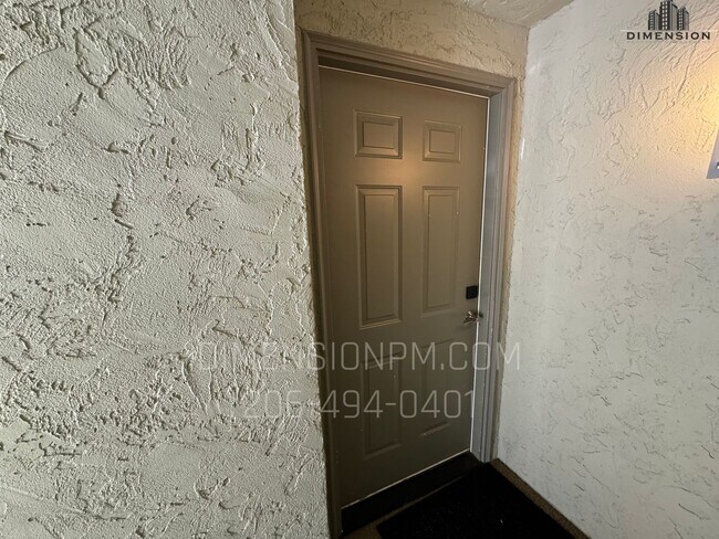 Building Photo - 1 Bedroom Condo with View in the heart of Bellvue!