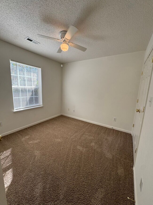 Building Photo - 141 Springwood Ln