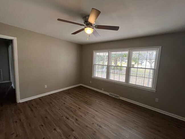 Building Photo - 4 Bedrooms, 1 Bathroom - Home in West Rome!