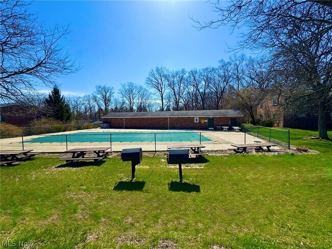 Building Photo - 6910 Carriage Hill Dr