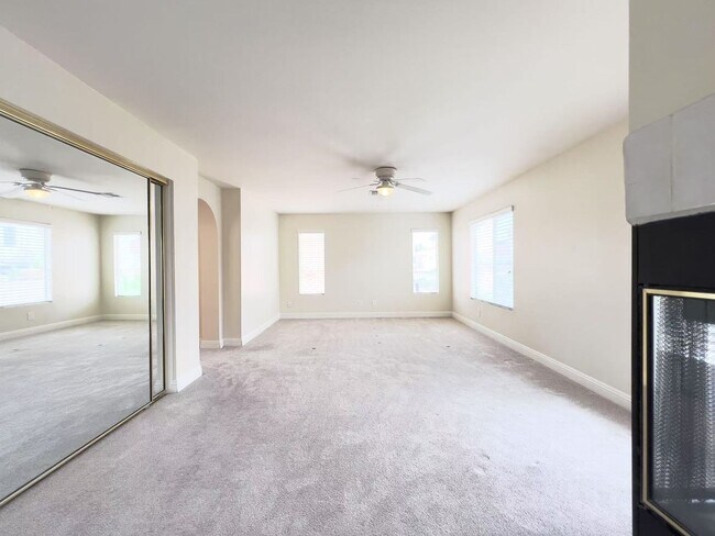 Building Photo - Great location house in Green Valley
