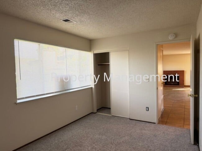 Building Photo - Northgate Village Condo 2 Bed/1 Bath!