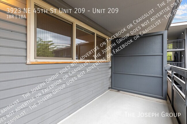 Building Photo - 3923 NE 45th St