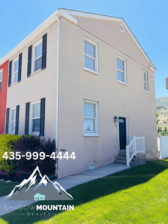 Building Photo - 302 E Yellow Feather Dr
