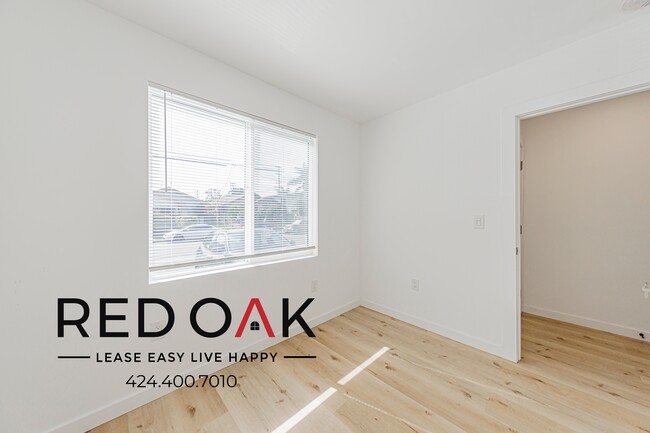 Building Photo - 211 1/2 W 47th St