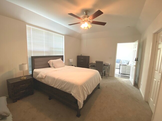 Building Photo - 10S401 Carrington Cir