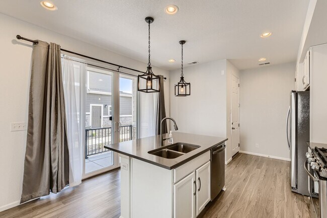 Building Photo - Stunning 3 Bed 2 1/2 Bath in Aurora!
