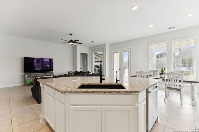 Building Photo - 462 Vamanos