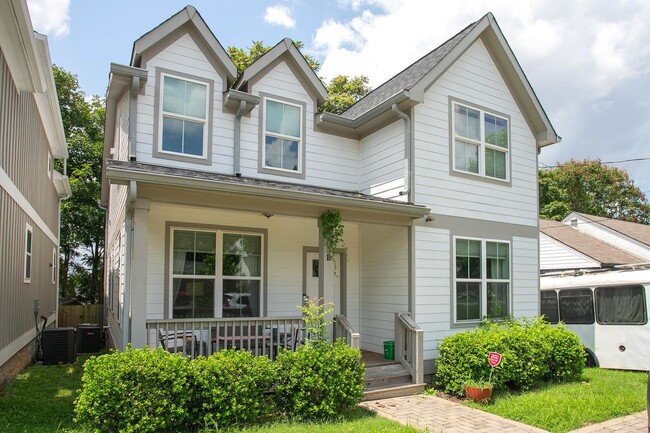 Building Photo - Beautiful Home in Nashville!