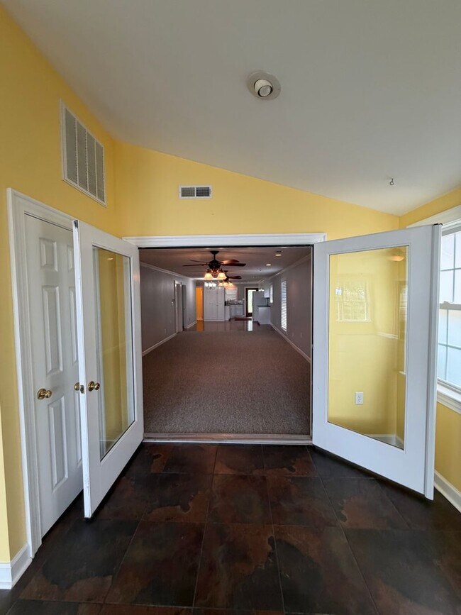 Building Photo - Fabulous 3 bedroom 2 bath in waterfront community!