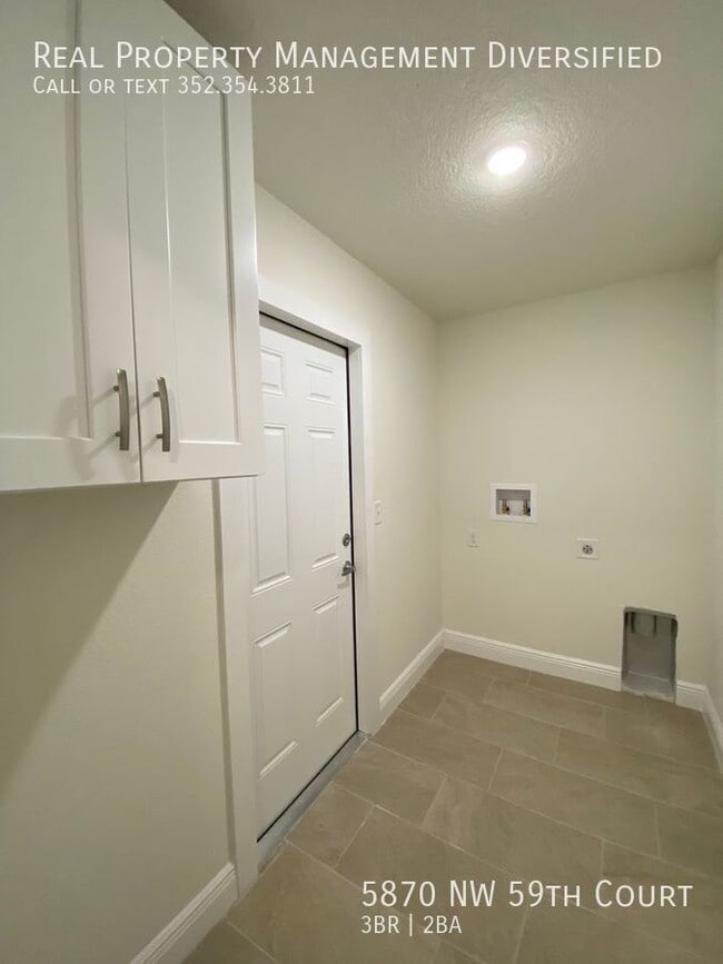 Building Photo - 5870 NW 59th Ct