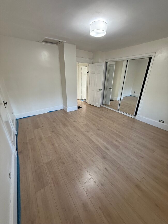 Building Photo - 2-912 E 6th St