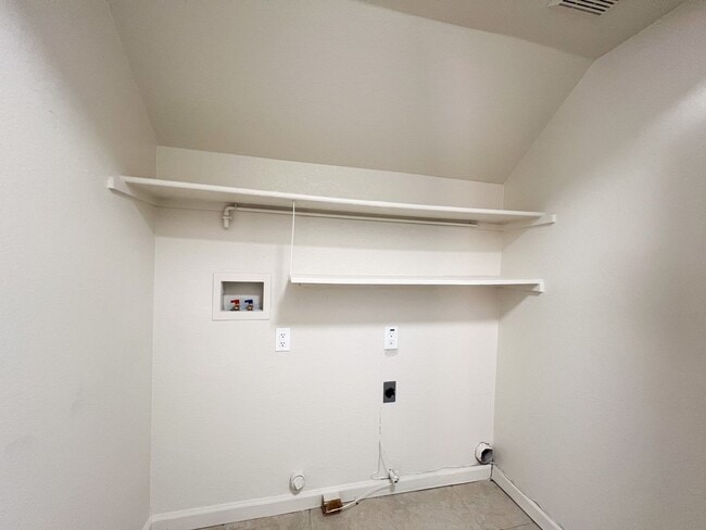 Building Photo - Newly Renovated 4 Bed, 3 Bath Home