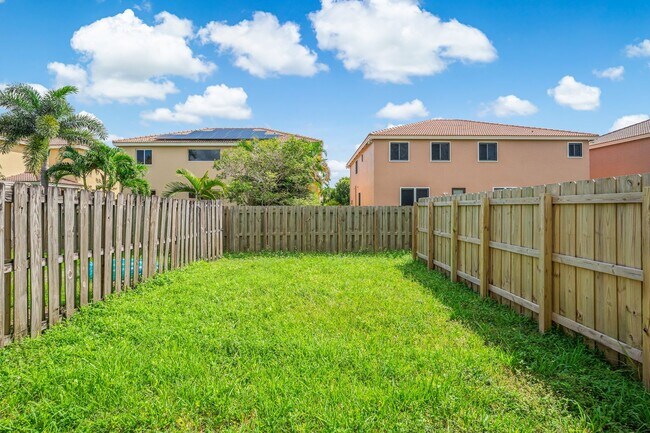 Building Photo - Beautiful 3-bedroom, 2.5-bath two-story townhouse in a well managed community