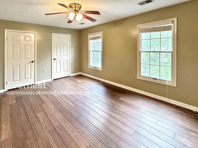 Building Photo - 3059 Southampton Dr