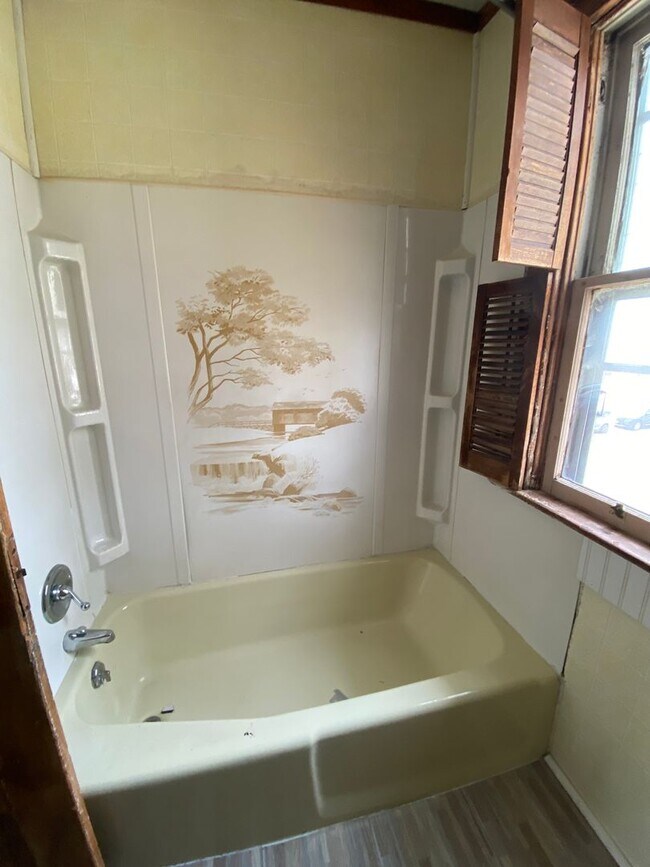 Building Photo - Spacious Home Available Now!