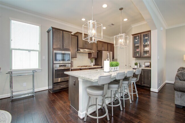 Building Photo - 2015 Royal Landing Dr