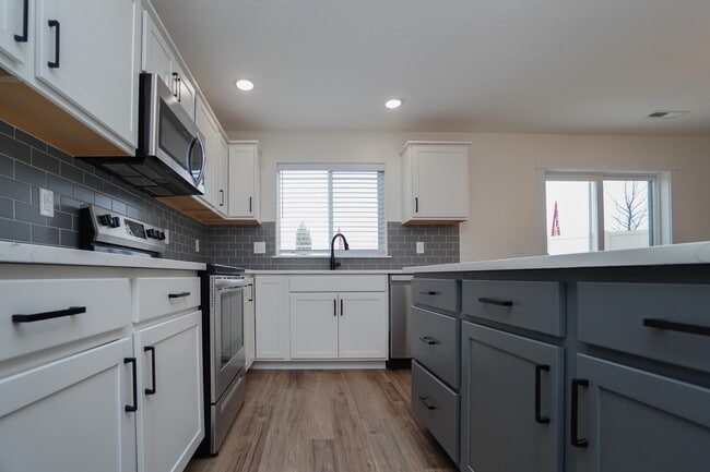 Building Photo - 1512 W Cub River Dr