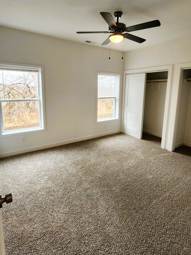 Building Photo - 812 E 6th St