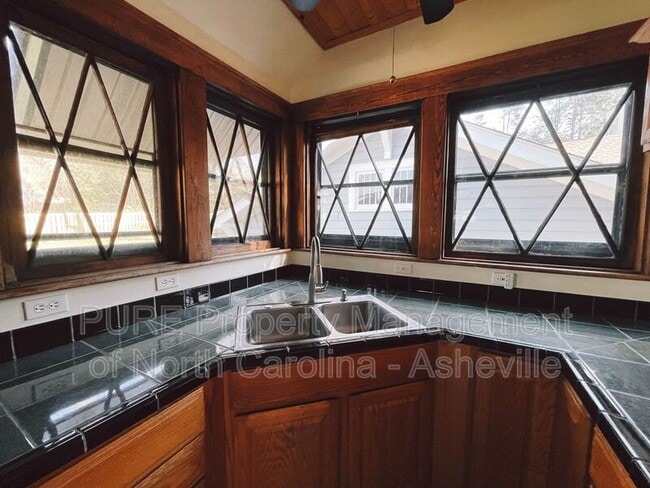 Building Photo - 114 Hillside St