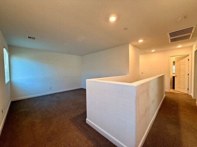Building Photo - 3 BED 2.5 BATH 2 CAR GARAGE TOWNHOUSE w/ P...