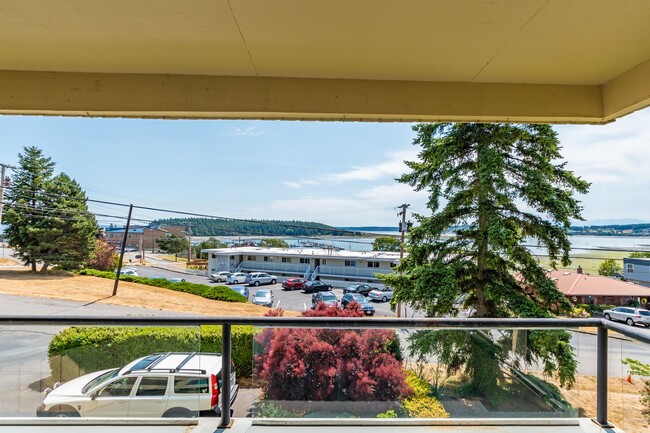 Building Photo - 2 Bed 2 Bath Water View Condo - Water/Sewe...