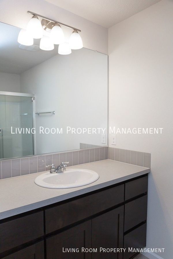 Building Photo - Spacious Townhome in Bethany with an Offic...