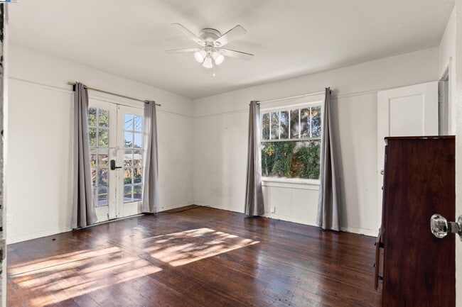 Building Photo - 2081 Oakwood Dr