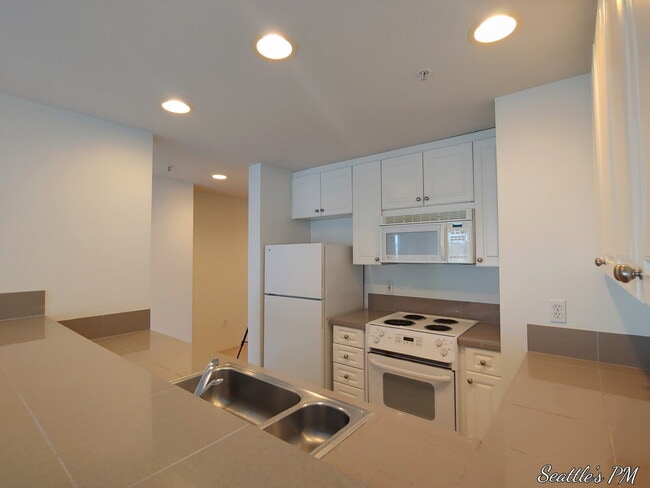 Building Photo - "Urban Living at Its Best: Spacious 2-Bedroom Retreat with Scenic Views!"