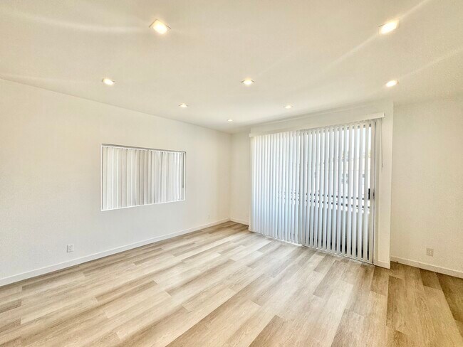 Building Photo - 5139 W Maplewood Ave