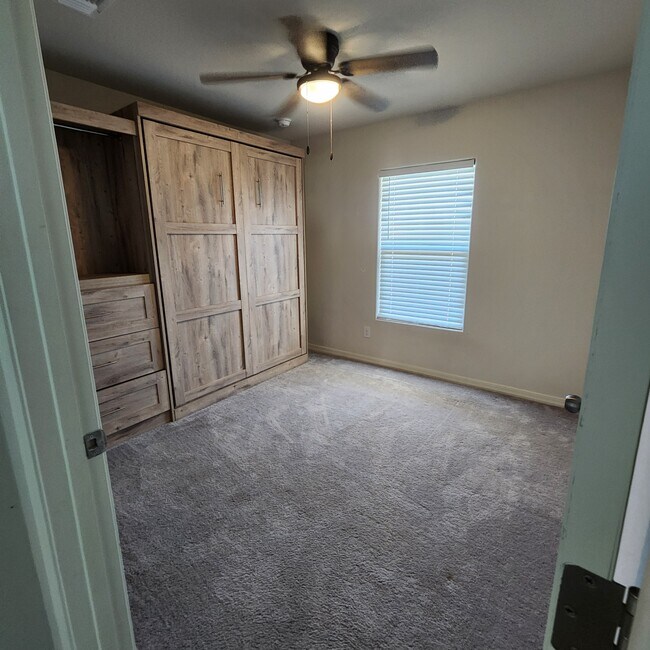 Building Photo - 70 W Cottonwood Ln