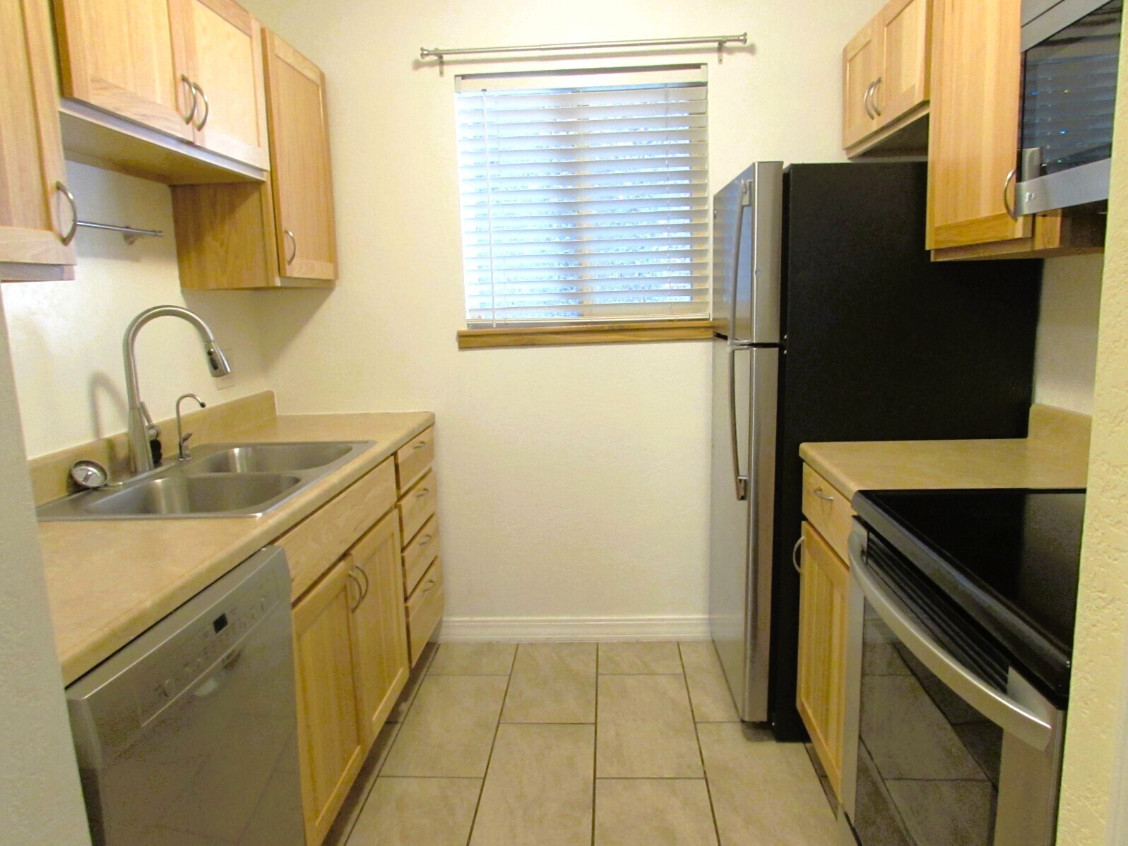 Building Photo - 3150 Lakeside Dr