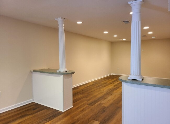 Building Photo - Hampton Oaks 4 BR Colonial with 1st Floor ...
