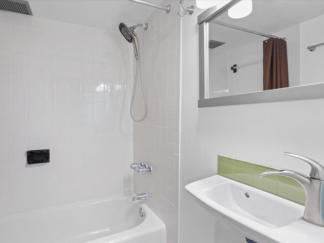 Building Photo - 1813 Bay St SE