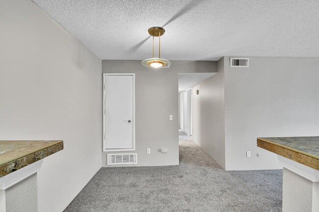 Building Photo - $1,445.95 - 2 Bed, 2 Bath Condo in Denver with In-Unit Laundry!