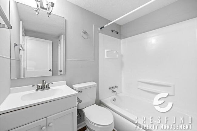 Building Photo - 3 Bedroom, 1 Bath with Fresh and Modernize...