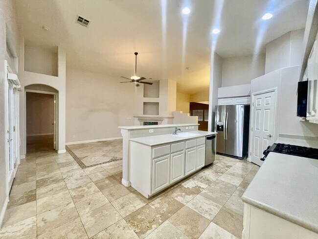 Building Photo - Stunning 3 bedroom 3 bath with dual primar...