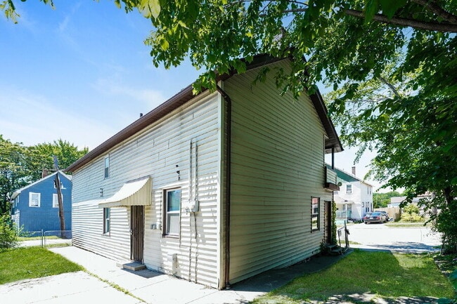 Building Photo - 3460 Erin Ave