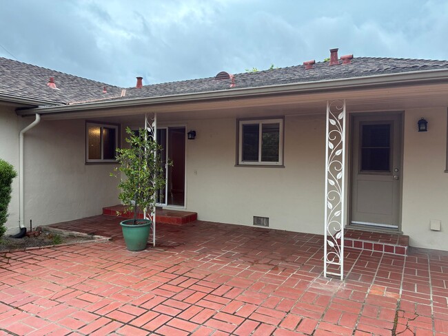 Building Photo - Beautiful 3 bedroom/1.5 bath Home in S. Land Park