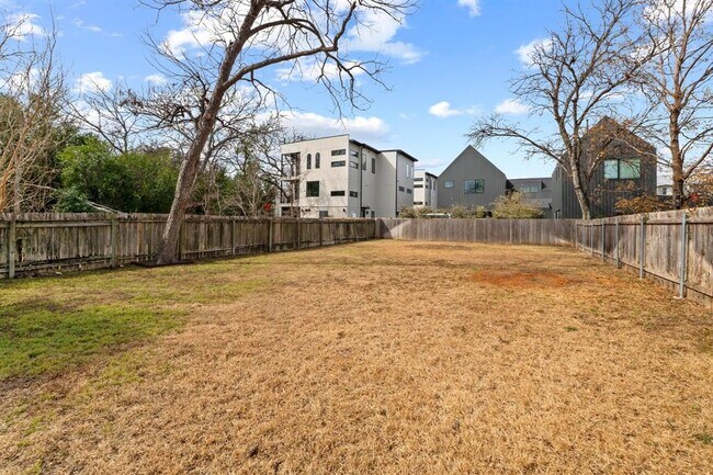 Building Photo - 5512 William Holland Ave