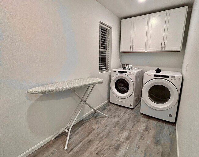 Building Photo - Senderos Creek 3bd paired home