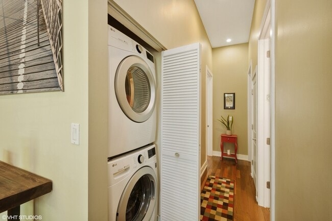 Building Photo - 902 N Elston Ave