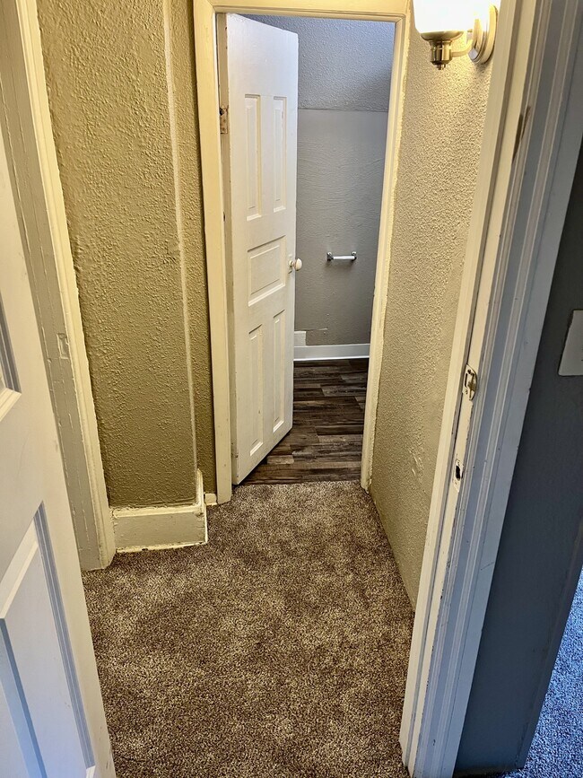 Building Photo - 729 W Cavour Ave