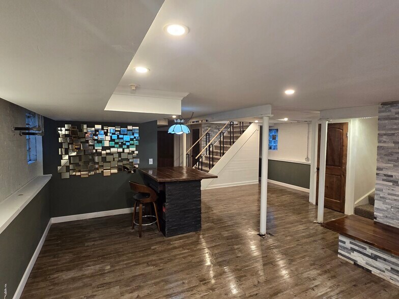 Building Photo - 740 N La Grange Rd