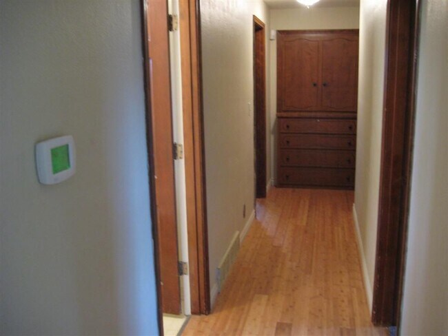 Building Photo - 5 bedrooms