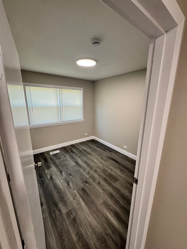 Building Photo - 5556 Allemong Dr