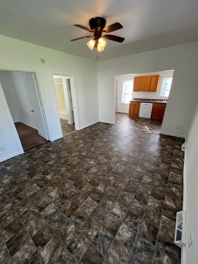 Building Photo - 4 Bedroom Home with a Large Yard