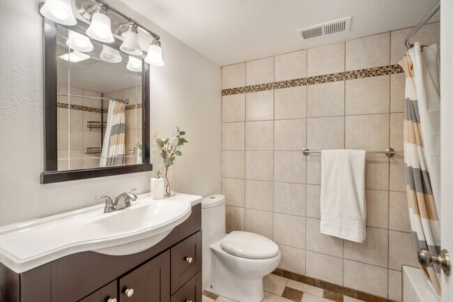 Building Photo - 421 Summit Rd